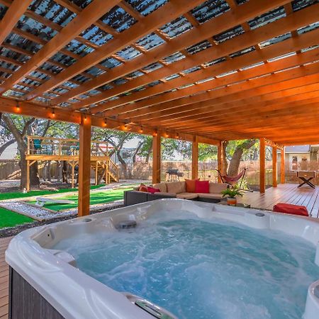 Luxurious Home With Hot Tub & Tree Deck By 6Flags 圣安东尼奥 外观 照片