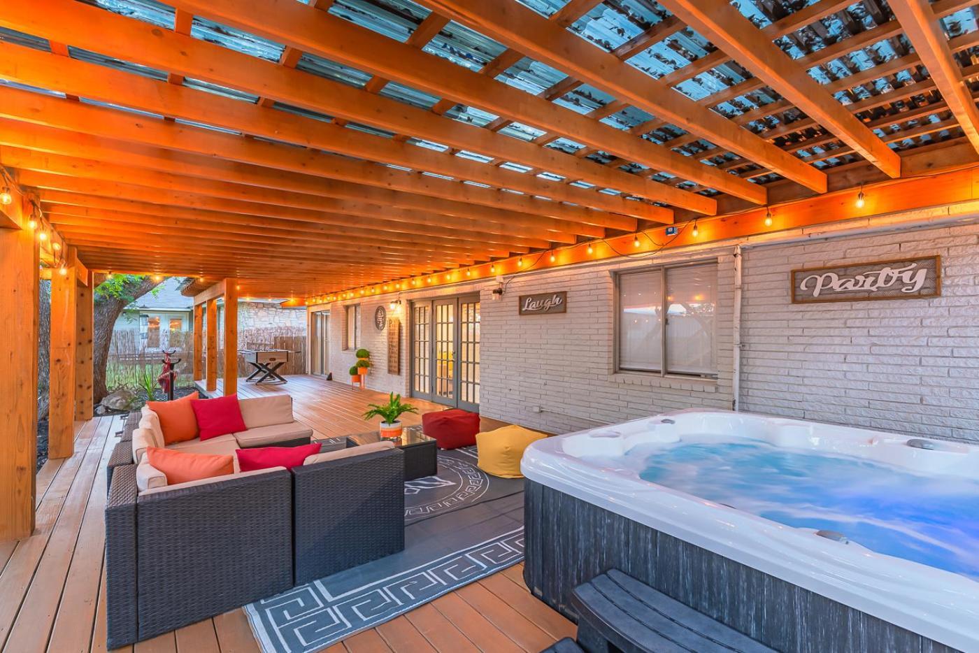 Luxurious Home With Hot Tub & Tree Deck By 6Flags 圣安东尼奥 外观 照片