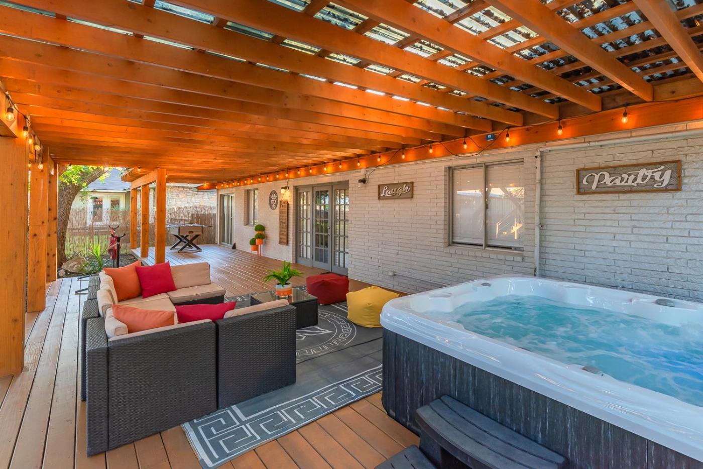 Luxurious Home With Hot Tub & Tree Deck By 6Flags 圣安东尼奥 外观 照片