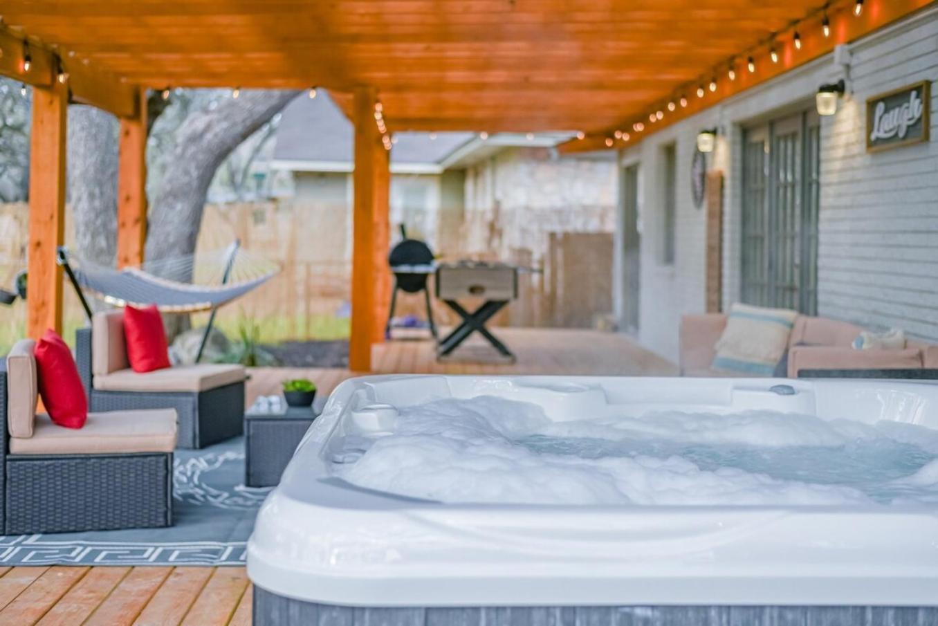 Luxurious Home With Hot Tub & Tree Deck By 6Flags 圣安东尼奥 外观 照片